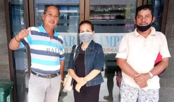 NASABAH: Nasabah CU EPI yang menjadi korban atas kasus penggelapan dana yang dilakukan tersangka Nono, saat mengunjungi kantor Radar Sampit(15/1).