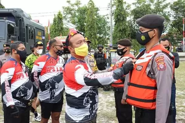 PENGECEKAN: Kapolda Kalteng Irjen Pol Dedi Prasetyo, didampingi Pejabat Utama Polda Kalteng, melakukan pengecekan kesiapan hadapi bencana, di Halaman Lapangan Dit Samapta Polda Kalteng, Jumat (15/1).(IST/RADARPALANGKA)