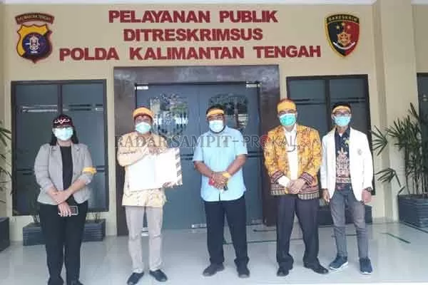 MERASA RESAH: Pengurus Majelis Besar Agama Hindu Kaharingan (MBAHK) Kalteng sesudah secara resmi melaporkan, seorang seniman dikrimsis Polda Kalteng terkait keberatan dengan sebuah lirik lagu rohani, kemarin.(DODI/RADAR PALANGKA)