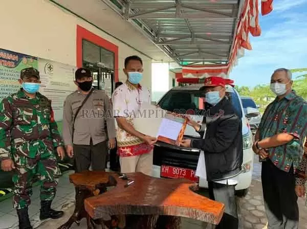 SERAHKAN: Bupati Seruyan Yulhaidir, saat menyerahkan satu unit ambulans kepada Puskesmas Terawan, Minggu (17/1).(IST/RADARSAMPIT)