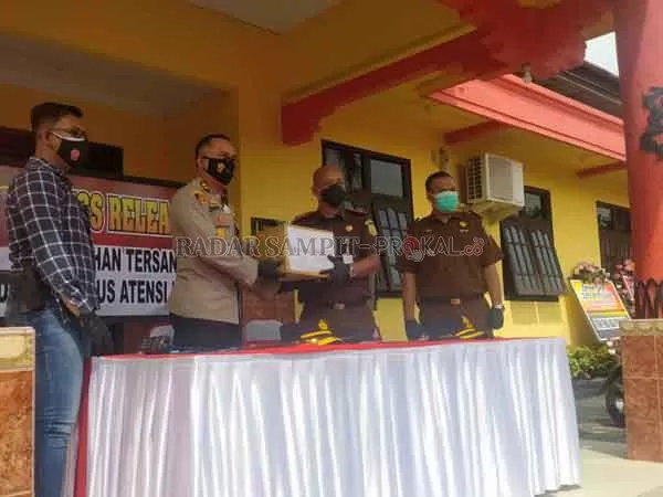 PENYERAHAN : Kapolres Kobar AKBP Devy Firmansyah menyerahkan barang bukti kepada Kepala Kejaksaan Negeri Kotawaringin Barat, Dandeni Herdiana di Mapolres Kobar, Selasa (19/1).(SULISTYO/RADAR PANGKALAN BUN)