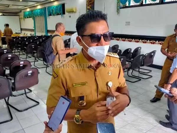 KONFIRMASI: Bupati Kotim Supian Hadi saat di wawancara wartawan, Selasa (19/1).(YUNI/RADAR SAMPIT)