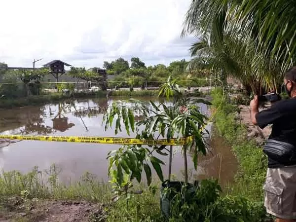 TKP: Di kolam yang ada di jalan G Obos VII inilah seorang bocah SD usia 11 tahun, meregang nyawa setelah tercebur dan tidak bisa berenang, kemarin. Kasus ini pun masih ditangani pihak kepolisian Polsek Pahandut.(DODI RADAR PALANGKA)