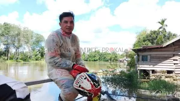 ISTIRAHAT: Bupati Kotim Supian Hadi saat duduk di kapal ferry penyeberangan, sembari beristirahat usai melakukan perjalanan dengan trail untuk menyambangi beberapa desa di wilayah utara Kotim.(DESIWULANDARI/RADARSAMPIT)