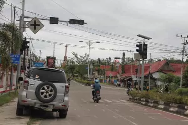 TIDAK BERFUNGSI: Lampu traffic light di simpang empat Jalan Ahmad Yani Kota Kuala Kurun akan segera diperbai.(ARHAM SAID/RADAR SAMPIT)