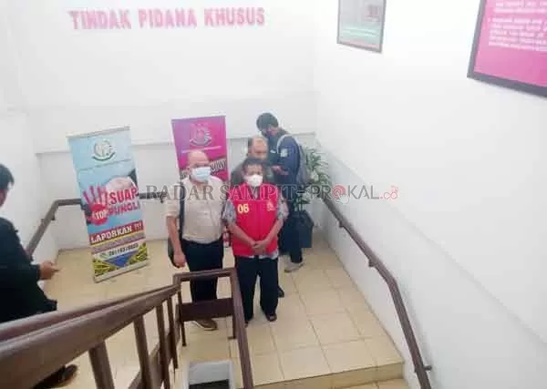 DITAHAN : Kejati Kalteng menahan mantan Direktur Utama PDAM Kapuas Widodo.(IST/RADAR SAMPIT)