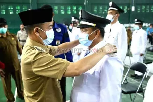 LANTIK: Bupati Seruyan Yulhaidir saat melantik sejumlah pj Kepala Desa, Selasa. (19/1) lalu.(DOK.RADARSAMPIT)