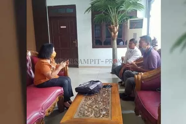 TERIMA TAMU : Ketua DPRD Kotim Rinie Anderson (kiri) menerima petani rotan di gedung dewan, Kamis (21/1) kemarin.(RADO/RADAR SAMPIT)