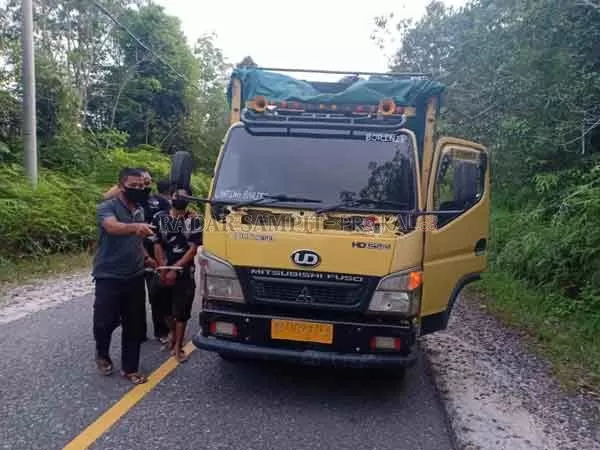 TANGKAP KAYU ILEGAL : Kepolisian ketika menghadang truk pengangkut kayu ilegal di Desa Luwe Hilir dan Desa Kandui, Muara Teweh, Barito Utara.(IST/RADAR SAMPIT)