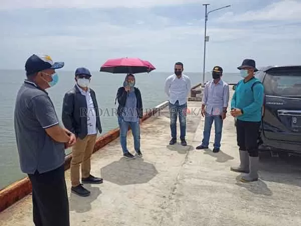 SURVEI : PT Pelayaran Nasional Indonesia (Pelni) Cabang Sampit kunjungi Pelabuhan Teluk Segintung, Kabupaten Seruyan guna memantau perkembangan pelabuhan terbesar di wilayah tersebut, Sabtu (23/1).(HENDRI EDITIA/RADAR SAMPIT)