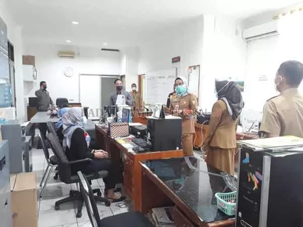 INSPEKSI : Sekda Kota Palangka Raya Hera Nugrahayu saat melakukan sidak di salah satu ruangan di kantor Pemerintah Kota Palangka Raya, kemarin.(FOTO DODI RADAR PALANGKA)