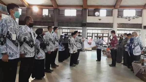 PELANTIKAN: Pj Sekda Kotim Suparmadi saat melantik Pengurus Cabang PGRI Kecamatan Mentawa Baru Ketapang 2021 - 2026, Rabu (27/1).(IST/RADARSAMPIT)