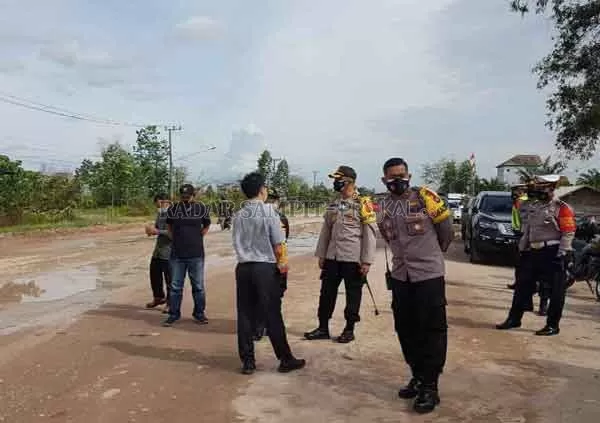 MACET: Kapolres Kobar AKBP Devy Firmansyah, Kepala Dinas PUPR Juni Gultom, dan Dinas Perhubungan turun langsung ke Jalan Ahmad Shaleh penghubung Pangkalan Bun – Kotawaringin Lama, Jumat (29/1).(IST)
