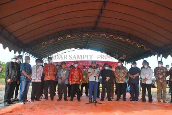 DUKUNG PEMEKARAN : Anggota DPRD Seruyan Arahman (sebelah kiri Bupati Seruyan) saat mengikuti kunjungan Gubernur Kalteng di lokasi rencana ibu kota Provinsi Kotawaringin.(HENDRI EDITIA/RADAR SAMPIT)