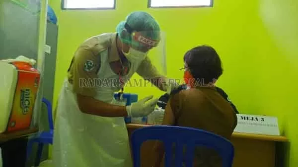 Tenaga kesehatan Puskesmas Tamiang Layang secara bergantian disuntikan Vaksin Covid-19 oleh vaksinator yang telah diberikan pelatihan beberapa waktu lalu. (EkoAprianto/RADAR SAMPIT)