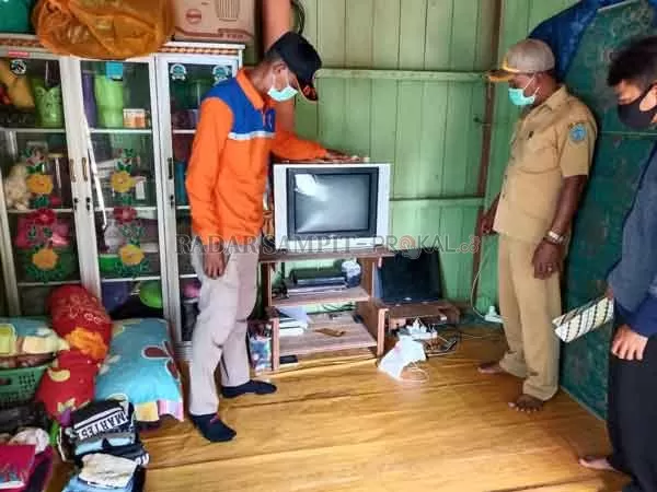 RUSAK : Petugas BPBD Lamandau saat mendata kerusakan barang milik warga akibat sambaran petir, Rabu (3/2).(BPBD LAMANDAU/RADAR PANGKALAN BUN)