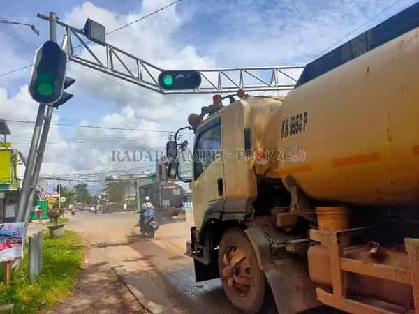 APIL yang rusak di Jalan Pelita Sampit, akibat disenggol truk pembawa alat berat beberapa waktu lalu.(DOK.RADAR SAMPIT)