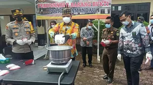 DIMUSNAHKAN : Sabu senilai Rp 3 miliar dimusnahkan di halaman Mapolres Lamandau, Kamis (4/2). Sabu kualitas super berbentuk bongkahan sebesar ibu jari  dengan berat lebih dari 1,7 kilogram itu direbus dalam cairan pembersih kamar mandi.(ISTIMEWA/RADAR PANGKALAN BUN)