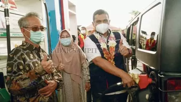 LUNCURKAN: Eksekutif General Manager PT Pertamina MOR VI Kalimantan Freddy Anwar (mengenakan rompi biru) saat menghadiri peluncuran Pertamax Turbo di SPBU 64.743.018 Jalan Hasan Manshur, Kamis (4/2). (HENY/RADAR SAMPIT)