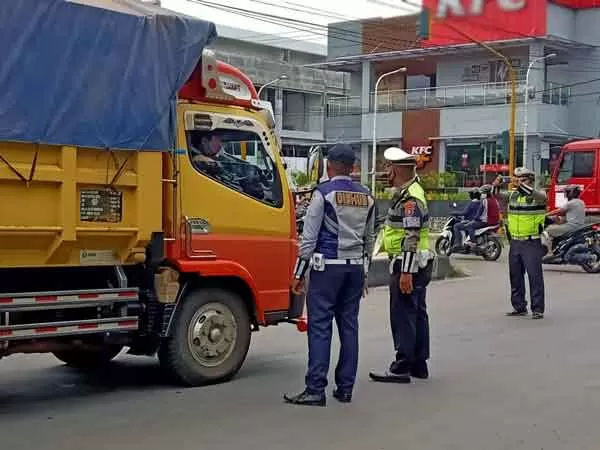 PENGAWASAN: Personel Dishub Kotim saat melakukan pengawasan angkutan berat yang melintas dalam kota, Kamis (4/2).(IST/RADAR SAMPIT)