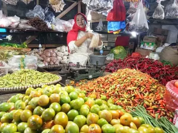 PEDAGANG: Salah seorang pedagang di Pasar Tradisional Sampit Jalan MT Haryono, Jumat (5/2).(HENY/RADAR SAMPIT)