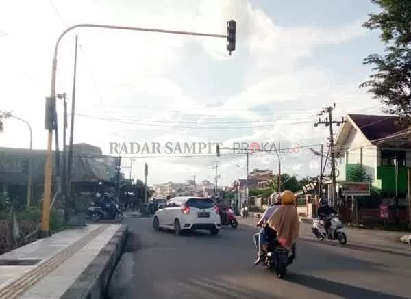 RUSAK: Salah satu lampur pengatur lalu lintas yang tak berfungsi di Kota Sampit.(HENY/RADAR SAMPIT)