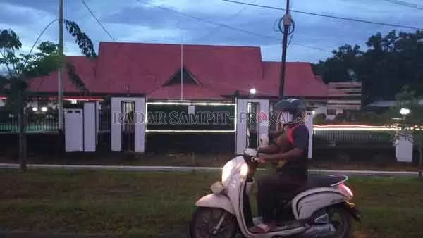 BUKA KEMBALI : Kantor Kejaksaan Negeri Lamandau akan mulai buka kembali pada Senin (8/2) hari ini. Selama ditutup total (lockdown) tiga hari belakangan, mereka melakukan sterilisasi dan juga uji swab bagi seluruh personel lembaga adhyaksa tersebut.(RIA MEKAR/RADAR PANGKALAN BUN)