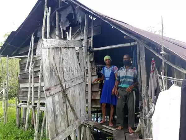 JAUH DARI MEWAH : Raiz dan Saudah, warga Jalan Tjilik Riwut Kilometer 17, Kelurahan Marang, Palangka Raya.  (DODI/ RADAR PALANGKA)