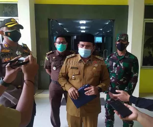 TATAP MUKA  : Wakil Bupati Kobar Ahmadi Riansyah saat menjelaskan tentang pemantaban rencana pelaksanaan belajar mengajar tatap muka yang akan dimulai 15 Februari mendatang. (   RINDUWAN /RADAR PANGKALAN BUN )