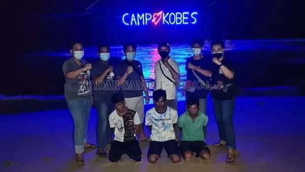 PENANGKAPAN :  Kakak adik dan satu penadah handphone curian ditangkap polisi.(IST/RADAR SAMPIT)