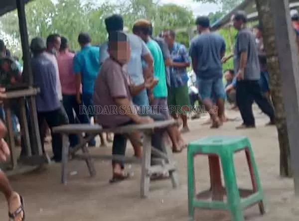 SABUNG AYAM : Sejumlah orang berkumpul di arena sabung ayam di Jalan Kenan Sandan, Baamang, Sampit.(   IST/RADAR SAMPIT)