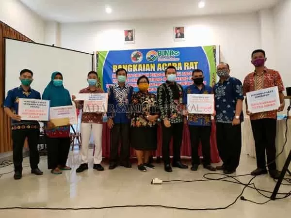 UNTUNG: Penyerahan SHU secara simbolis dari Ketua LKM Glory H Baron kepada anggota disaksikan Kepala Dinas Koperasi Kotim dan Kepala DPMPD Kotim di Midtown Xpress Sampit, Kamis (11/2).