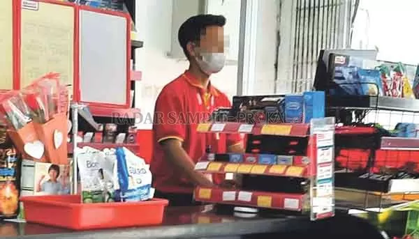 COKLAT LARIS : Salah satu minimarket di Kota Pangkalan Bun yang melayani penjualan alat kontrasepsi (kondom), Minggu (14/2).(SULISTYO/RADAR PANGKALAN BUN)