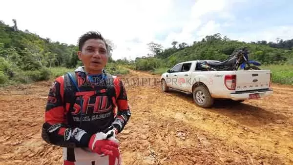 Bupati Kotawaringin Timur (Kotim) Supian Hadi, disela kegiatan trabas ke pelosok kabupaten demi membuka keterisolasian.(RADAR SAMPIT)