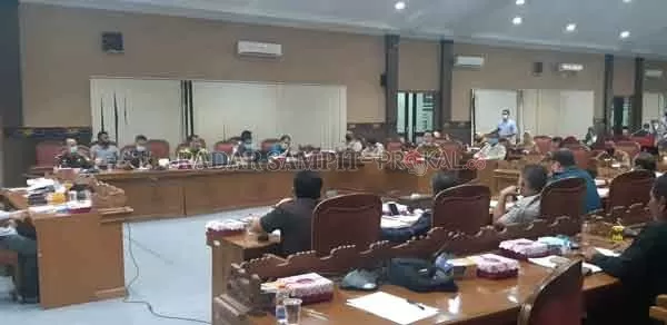 SUASANA: Rapat Dengar Pendapat (RDP) antara Komisi I DPRD Kotim, dan manajemen salah satu perusahaan di Kotim terkait tuntutan lahan 90 hektare yang digarap perusahaan, Senin (15/2).(RADO/RADARSAMPIT)