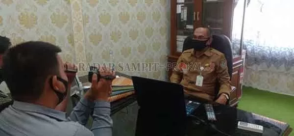 BELAJAR DARI RUMAH : Kepala Dinas Pendidikan Kabupaten Seruyan saat m menyampaikan imbauan keaktifan orangtua untuk mengawasi anak-anak mereka saat pelaksanaan belajar dari rumah.(HENDRI/RADAR SAMPIT)