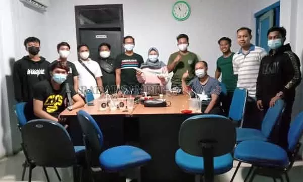 KOORDINASI : Direktur SKH Radar Sampit Siti Fauziah ( tengah) bersama para panitia lomba kejuaraan daerah perahu ces, di sela menggelar rapat pematangan persiapan, Minggu (14/2) malam. Rencananya lomba akan digelar di Sungai Mentaya Desa Terantang Kecamatan Seranau, pada 29-30 Mei 2021.(HENY/RADAR SAMPIT)