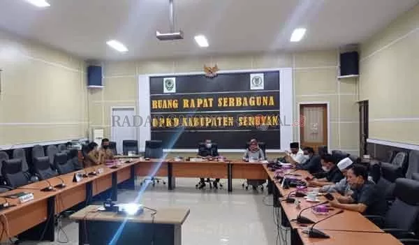 SAMPAIKAN HASIL RESES : Tampak Ketua DPRD Seruyan saat memimpin rapat paripurna dalam rangka penyampaian hasil reses di ruang rapat DPRD Seruyan. Senin (15/2) kemarin. (HENDRI/RADAR SAMPIT)