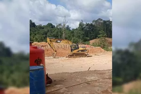KAWASAN TAMBANG : Satu dari tiga alat berat yang diinformasikan terlihat masih beroperasi di kawasan tambang emas yang diduga dikelola oleh WNA di Desa Sambi, Kecamatan Arut Utara, Kabupaten Kobar, Minggu (14/2).(ISTIMEWA/RADAR PANGKALAN BUN)