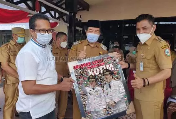 HADIAH: Bupati Kotim Supian Hadi dan Wakil Bupati Kotim Taufiq Mukri mendapatkan kenang - kenangan dari Ketua PWI Kotim Andri Rizky Agustian, Rabu (17/2).(YUNI/RADAR SAMPIT)