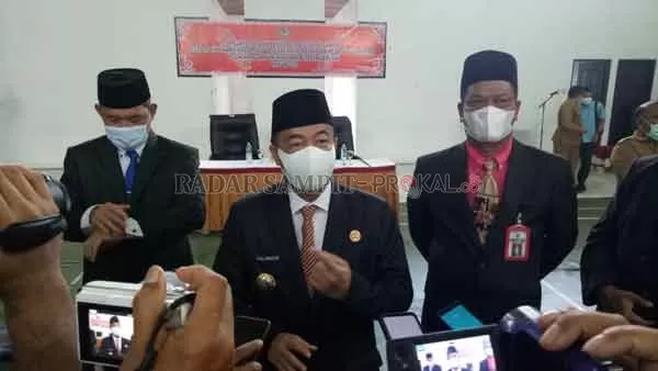 KONFIRMASI: Bupati Seruyan saat diwawancarai awak media terakit pelantikan direktur RSUD Kuala Pembuang.(HENDRI EDITIA/RADAR SAMPIT)