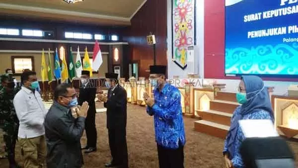 UCAPAN SELAMAT: Sejumlah pejabat yang ada di Palangka Raya memberikan ucapan selamat kepala Plh Bupati Kotim Akhmad Husain, beserta istri. Dan ucapan terimakasih kepada Supian Hadi dan M Taufiq Mukri atas kinerja sepuluh tahun memimpin Kotim.(YUSHO/RADARSAMPIT)