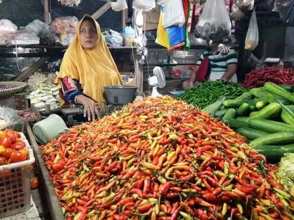 PEDAS: Harga jual lombok rawit di Pasar Tradisional Sampit di Jalan MT Haryono masih belum stabil, Kamis (18/2).(HENY/RADAR SAMPIT )