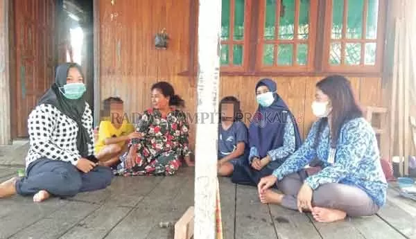 PENDAMPINGAN: Kabid Perlindungan Anak (ujung kanan) didampingi Ketua Puspa dan Psikolog saat mengunjungi korban percobaan penculikan (tengah) (ISTIMEWA/RADAR PANGKALAN BUN)