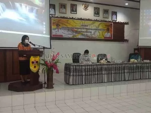ARAHAN: Wakil Bupati Gumas Efrensia LP Umbing memberikan arahan pada pertemuan penyusunan GDPK Kabupaten Gumas tahun 2020-2035 di Aula Bappedalitbang Gumas, Kamis (18/2).(DISKOMINFO SANTIK FOR RADAR SAMPIT)