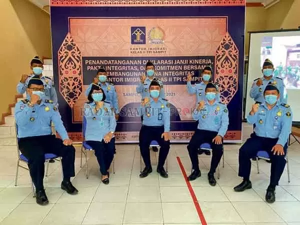 FOTO BERSAMA: Kepala kantor Imigrasi Kelas II Sampit bersama jajarannya berfoto bersama, usai kegiatan penandatanganan deklarasi janji kinerja, Jumat (19/2).(HENY/RADAR SAMPIT)