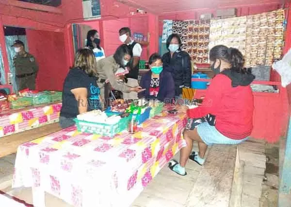 IST/RADAR PANGKALAN BUN  RAZIA : Petugas Satpol PP dan Damkar Kabupaten Lamandau lakukan pemeriksaan sejumlah perempuan saat razia warung remang-remang.