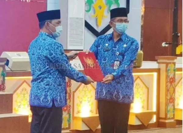 TERIMA: Plh Bupati Kotim Akhmad Husain, saat merima surat keputusan gubernur, yang diserahkan oleh Sekda Provinsi Kalteng Fahrizal Fitri, belum lama ini.(IST/RADARSAMPIT)