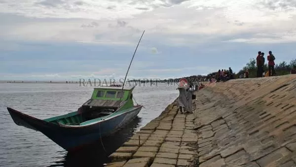 PARIWISATA :  Pantai Sungai Bakau di Kabupaten Seruyan perlu peningkatan pengelolaan. (HENDRI EDITIA/RADAR SAMPIT)