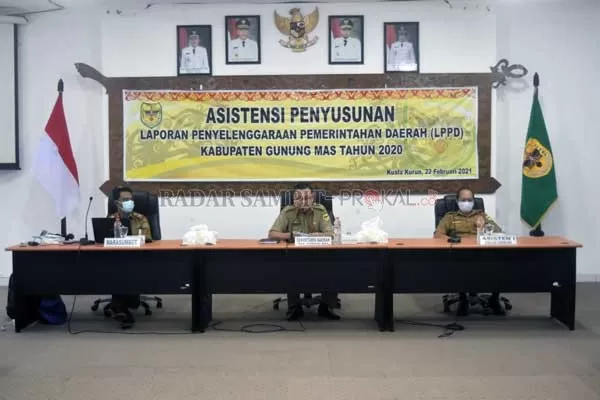 LINTAS SEKTOR: Sekda Gumas Yansiterson (tengah) didampingi Asisten I Lurand (kanan) dan narasumber saat kegiatan asistensi penyusunan LPPD Kabupaten Gumas 2020, di Kantor Bupati, Senin (22/2) pagi.(DISKOMINFO SANTIK FOR RADAR SAMPIT)